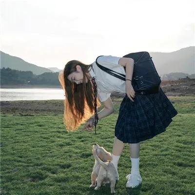 蓝色嘴巴的脸